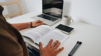 Adapter l’IA à son rythme : construire une routine quotidienne réaliste avec les outils d’intelligence artificielle