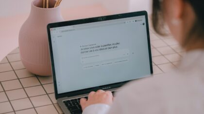 Apprendre à parler à une IA de texte : les bons réflexes pour obtenir des réponses fiables