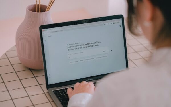 Apprendre à parler à une IA de texte : les bons réflexes pour obtenir des réponses fiables