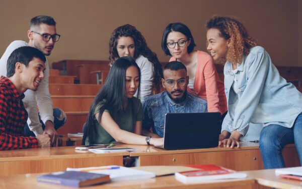 Apprendre avec l’IA à l’école sans perdre l’esprit critique