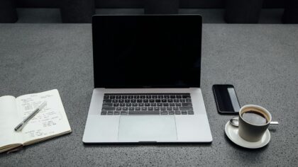 Construire une routine numérique du matin réaliste pour travailler plus sereinement