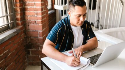 IA pour mieux apprendre seul à l’âge adulte : stratégies pratiques pour progresser vraiment