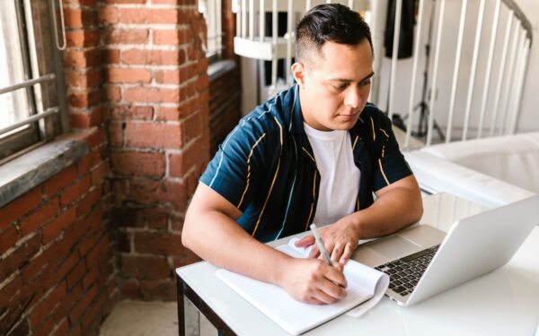 IA pour mieux apprendre seul à l’âge adulte : stratégies pratiques pour progresser vraiment