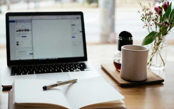 Intelligence artificielle et freelances : 7 usages concrets pour gagner du temps sans brader son expertise