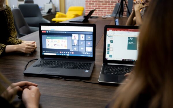 Applications de visioconférence pour petites équipes hybrides : choisir les bons outils sans complexifier son travail