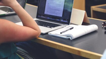 Apprendre plus vite avec l’IA sans sacrifier sa mémoire ni son esprit critique