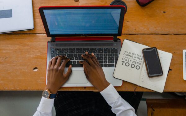 Assistants IA au quotidien : 7 usages concrets pour gagner du temps sans se déresponsabiliser