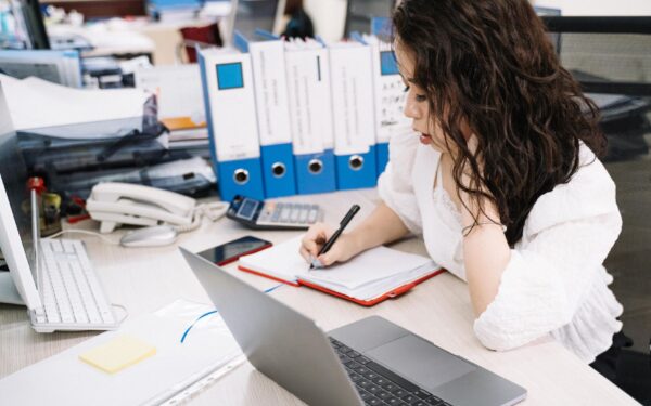 Automatiser des tâches avec l’IA sans perdre le contrôle de son travail