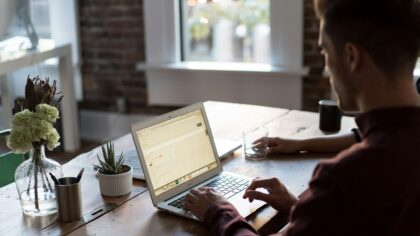 IA au travail : s’en servir pour gagner du temps sans affaiblir ses compétences
