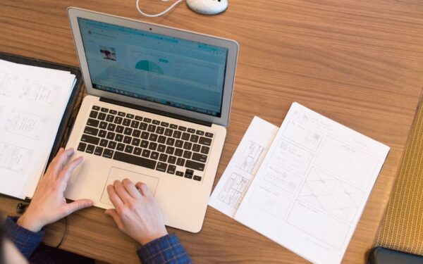 IA au travail : s’en servir pour mieux décider, pas pour obéir aux algorithmes