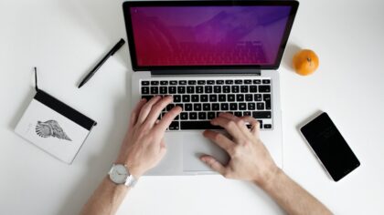 IA et créativité au quotidien : 5 façons raisonnables d’en faire un allié sans brider vos idées