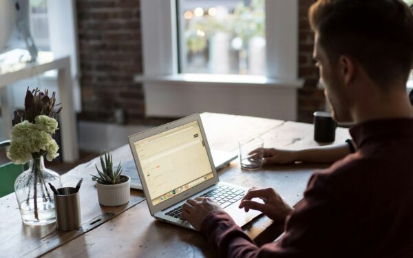 IA et emails professionnels : organiser sa boîte de réception sans sacrifier la confidentialité