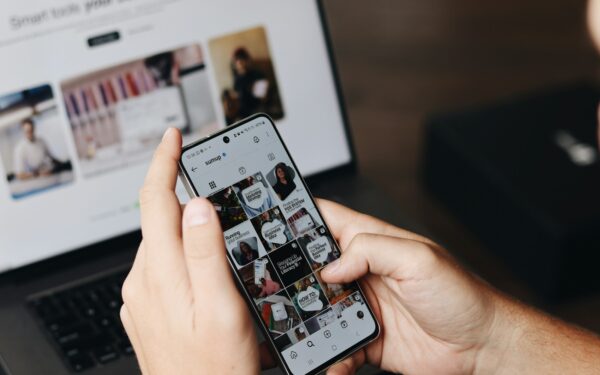 IA et réseaux sociaux pour créateurs : construire une présence efficace sans se déshumaniser