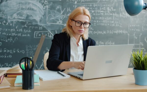 IA pour enseignants : 7 façons réalistes de s’aider sans déshumaniser sa pédagogie