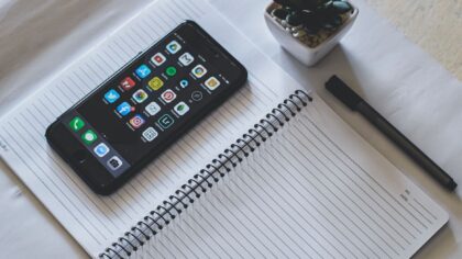 Prendre des notes sur iPhone sans s’éparpiller : les meilleures applis et une méthode qui tient dans la poche