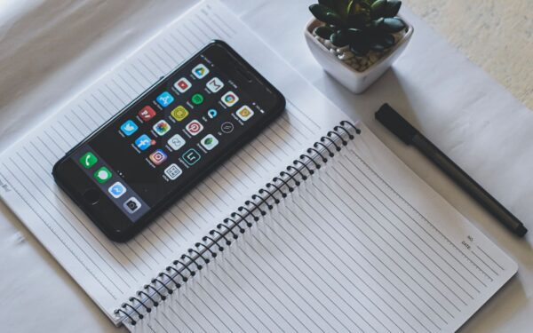 Prendre des notes sur iPhone sans s’éparpiller : les meilleures applis et une méthode qui tient dans la poche