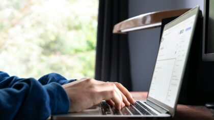 Prompts IA pour débutants : 7 habitudes simples pour obtenir des réponses plus fiables