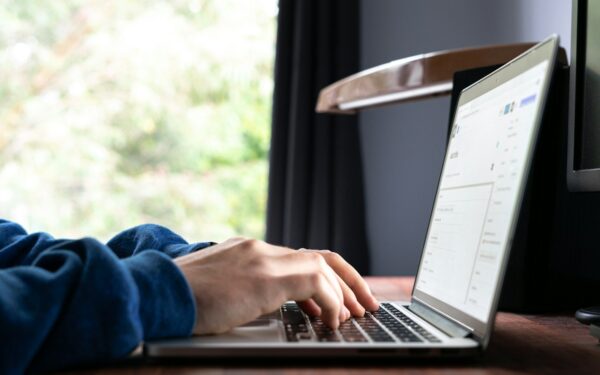 Prompts IA pour débutants : 7 habitudes simples pour obtenir des réponses plus fiables