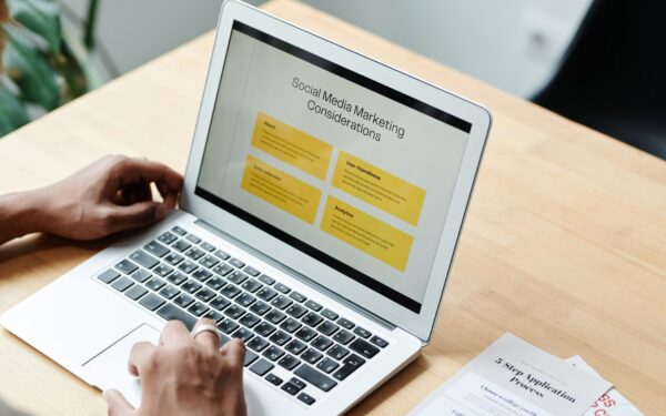 Prompts IA pour le marketing digital : 15 exemples concrets pour gagner en clarté et en impact