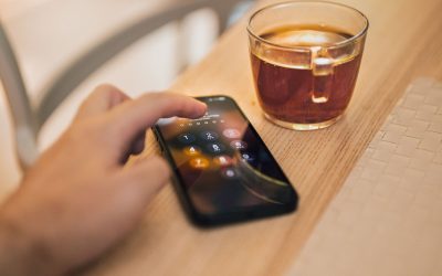 Sécurité smartphone au quotidien : 9 réflexes simples pour limiter les risques sans se compliquer la vie