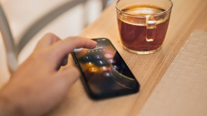 Sécurité smartphone au quotidien : 9 réflexes simples pour limiter les risques sans se compliquer la vie