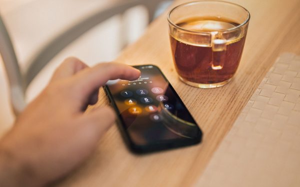 Sécurité smartphone au quotidien : 9 réflexes simples pour limiter les risques sans se compliquer la vie