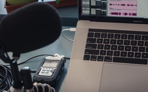 Voix IA : transformer du texte en audio utile sans oublier l’éthique ni la clarté